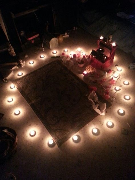 Candle circle Ritual Aesthetic, Circle Candle, Moon Magick, Traditional Witchcraft, Set Dressing, Candle Magick, Season Of The Witch, Spells Witchcraft, Practical Magic