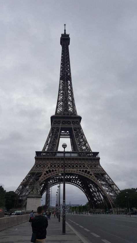 Torre Eiffel Paris, Eiffel Tower At Night, Captain America Wallpaper, Paris Vibes, Parisian Vibes, Paris Pictures, Dark Paradise, Emotional Photography, Paris Love