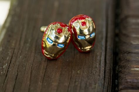 Iron Man cufflinks | Zooey & Wade's DIY, Rustic red white & blue Virginia wedding | Images: Amber Kay Photography Iron Man Wedding, Red White Blue Wedding, White Blue Wedding, Comic Book Wedding, Nerd Wedding, Nerdy Wedding, Wedding Aesthetics, Man Wedding, Geek Fashion