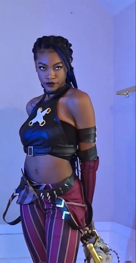 Costume 
Blue 
Lighting 
Jinx 
Gaming
Lol 
League of legends 
Cosplay
Poc cosplayer Black Jinx Arcane, Black Jinx Cosplay, Jinx Hairstyle, Jinx Inspired Outfit, Jinx Outfit, Jinx Costume, Powder Cosplay, Cosplay Jinx, Arcane Cosplay