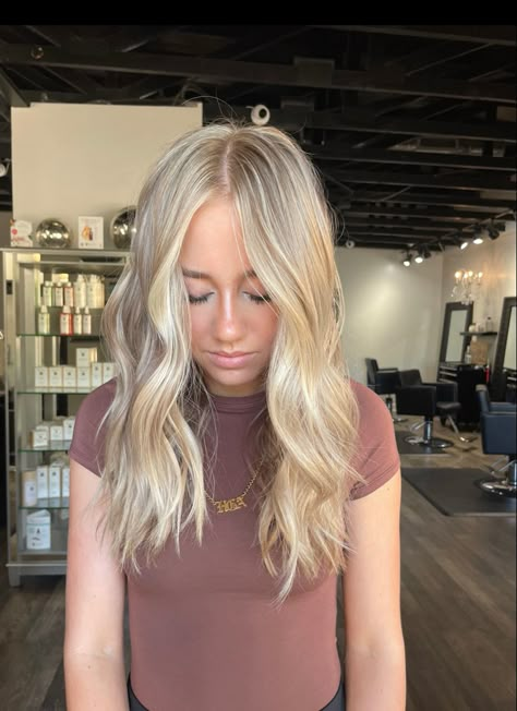 blonde hair Blonde Highlights W Money Pieces, Beach Blonde Hair Short, Beach Blonde Hair, Blonde Hair Inspo, Baylage Hair, Blonde Baby, Blonde Hair Goals, Hair Goal, Summer Blonde Hair