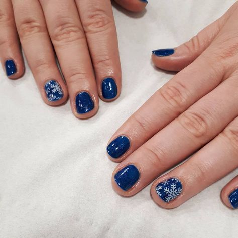 Snowflake Nails Designs and Ideas to Wear in Winter ★ Snowflakes Nails with Blue Shades Snowflake Short Nails, Blue Nails Snowflakes, Snowflake Nails Short, Blue Snowflake Nails, Nails Snowflakes, Snowflake Ideas, Snowflakes Nails, Nails With Blue, Snowflake Nail Design