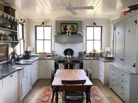 Kitchen Without Island, Decor Above Couch, Trendy Farmhouse Kitchen, Old Fashioned Kitchen, Classic White Kitchen, French Country Kitchens, Casa Country, Kitchen Table Decor, French Country Kitchen