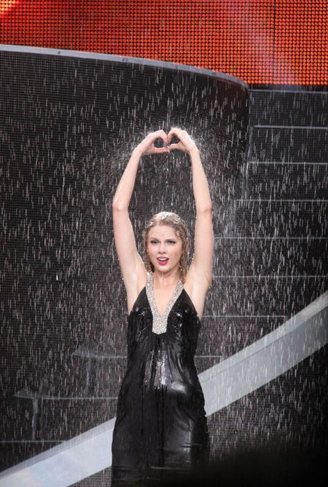 Taylor Swift Fearless Tour, Fearless Tour, Fearless Album, Young Taylor Swift, Taylor Swift Dress, Taylor Swift Fan Club, Swift Tour, Taylor Swift Fearless, Swift Photo