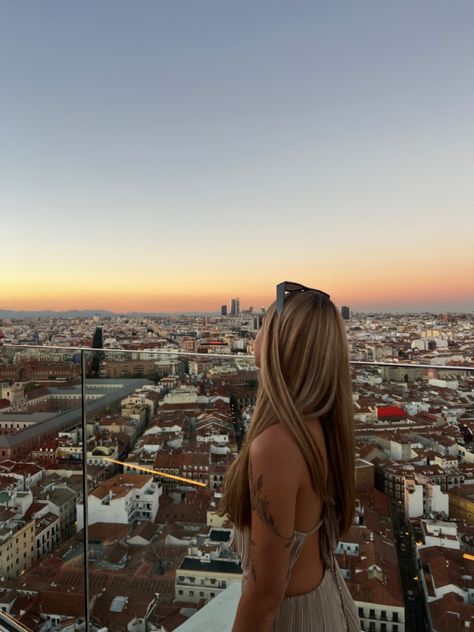 Sunset viewing from a rooftop Rooftop Picture Ideas, Rooftop Pics, Rooftop Pictures, Rooftop Aesthetic, Sunset Rooftop, Rooftop Photoshoot, Activities Ideas, Insta Ideas, Rooftop Restaurant