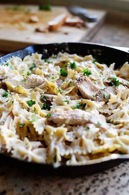 Spinach Alfredo Pasta Pioneer Woman, Steakhouse Pasta Pioneer Woman, Pioneer Woman Pasta, Bow Tie Pasta Recipe, Alfredo Recipes, Alfredo Casserole, Quick Pasta Dishes, Chicken Fettuccine Alfredo, Casserole Chicken