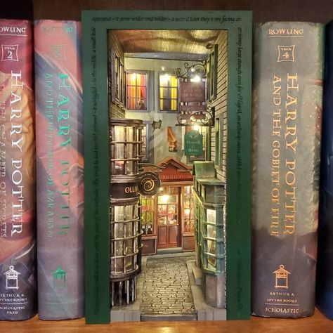 Harry Potter Room Decor, Bookshelf Art, Vitrine Miniature, Diagon Alley, Harry Potter Room, Miniature Rooms, Book Nook, Miniature Crafts, Room Box