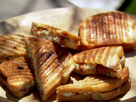 Ultimate Grilled Cheese I added sauted onions, this was so good like French Onion Soup in a sandwich Plating Food, Ultimate Grilled Cheese, Grilled Sandwiches, Grilled Cheese Recipe, Steak Sandwiches, Cheese Plates, Ina Garten Recipes, Best Grilled Cheese, Iranian Food