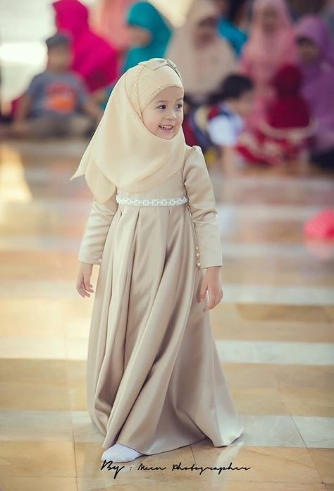 Muslim Kids Fashion, Modest Girls Dresses, Kids Abaya, Islamic Modest Fashion, Boubou Styles For Women, Diy Fashion Scarf, Girls Dresses Sewing, Girls Dress Sewing Patterns, African Dresses For Kids