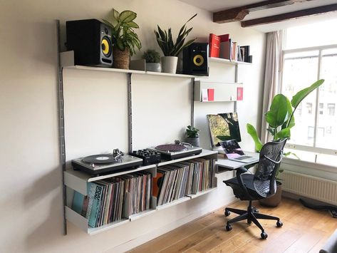 Dj Home Setup Turntable, Dj Vinyl Set Up, Dj Living Room Interior Design, Dj Set Up Living Room, Dj Decks In Living Room, Home Dj Setup Living Rooms, Dj Room Setup, Bedroom Dj Setup, Dj Desk Ideas