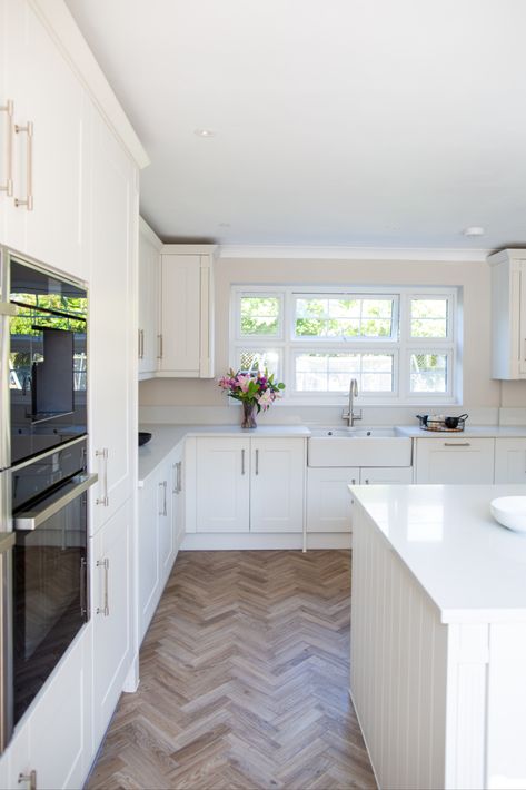 Wren Kitchen Shaker, White Kitchen Worktop, White Kitchen Units, Extension Kitchen, Wren Kitchens, Design My Kitchen, Kitchen Colours, White Worktop, Wren Kitchen