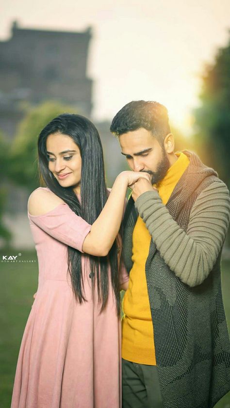 Priweding Photos, Coupal Pose, Pre Wedding Photoshoot Props, Pre Wedding Photoshoot Outfit, Indian Wedding Photography Couples, Engagement Photography Poses, Wedding Photoshoot Props, Pre Wedding Photoshoot Outdoor, Indian Wedding Couple Photography