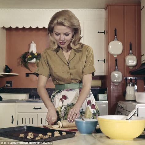 article-2372431-1AEC8FE9000005DC-323_634x631 1950 Housewife, 1950s Housewife, Vintage Housewife, Perfect Wife, Retro Housewife, Vintage Black Glamour, Domestic Goddess, Why Do People, Long Term Relationship