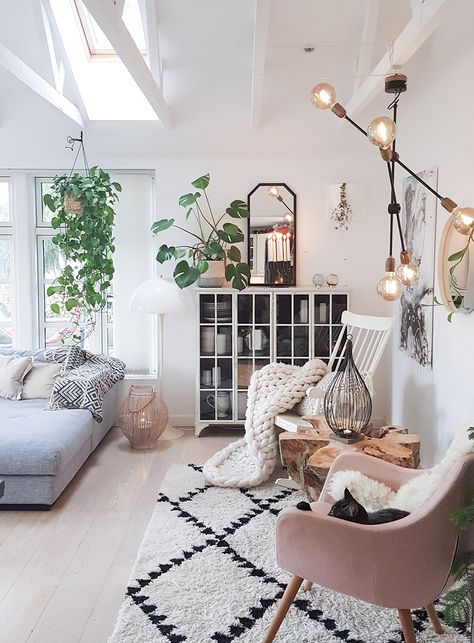 Decoración Hygge: 11 tips imprescindibles para llevarla al hogar | Decorar en familia | DEF Deco Hygge Interior, Hygge Living Room, Living Room Design Boho, Hygge Living, Modern Boho Living Room, Grey Sectional Sofa, Hygge Decor, Hygge Home, Style Deco