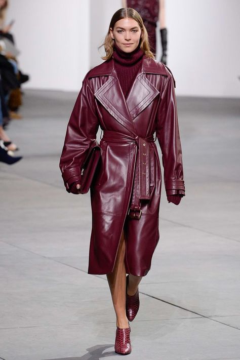 Michael Kors Collection Fall 2017 RTW Michael Kors Runway, Michael Kors Fall, Burgundy Outfit, Burgundy Fashion, Long Leather Coat, Leather Trench, Michael Kors Outlet, Purple Reign, Autumn Outfits