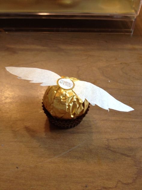 Golden snitch - made from Ferrero Rocher chocolates and tracing ... Golden Snitch Ferrero Rocher, Snitch Ferrero Rocher, Diy Golden Snitch, Tort Harry Potter, Snitch Harry Potter, Harry Potter Shower, Harry Potter Bridal Shower, Harry Potter Theme Birthday, Harry Potter Halloween Party