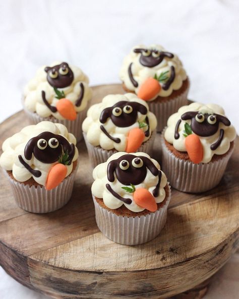 Cute Looking Food, Shaun The Sheep Cupcakes, Sheep Cake Ideas, Creative Cupcakes Ideas, Shaun The Sheep Cake, Carrot Cake Decoration, Easter Carrot Cake, Sheep Cupcakes, Sheep Cake