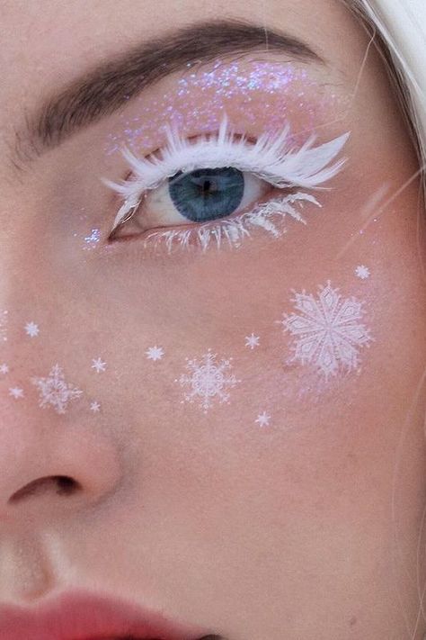 Christmas Eye Makeup Ideas, Christmas Makeup Looks Simple, Christmas Eyeliner, Creative Christmas Makeup, Eyeliner Creative, Simple Christmas Makeup, Snowflake Makeup, Snow Makeup, Reindeer Makeup