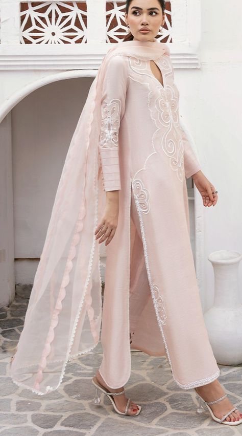 Kurti Pakistani Style, Abaya White, Pakistani Kurta, Light Pink Shirt, Pakistani Formal Dresses, Simple Kurta Designs, Pakistani Fashion Casual, Long Kurti Designs, Pakistani Dresses Casual