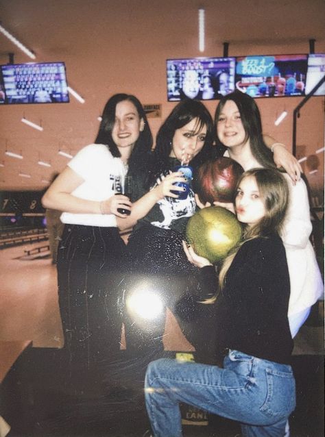 Bowling Bday Party, Bowling Party Aesthetic, Bowling Pictures Instagram, Bowling Alley Birthday Party, Bowling Aesthetic Pictures, Bowling Alley Photoshoot, Bowling Outfit Aesthetic, Bowling Photoshoot, Bowling Pics