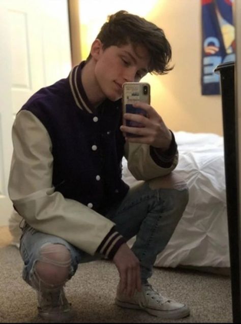 Outfit Ideas Aesthetic Vintage, 80s Aesthetic Outfits, Letterman Jacket Outfit, Grunge Men, Husband Fashion, Outfit Ideas Aesthetic, Grunge Guys, College Boys, Aesthetic Outfits Men