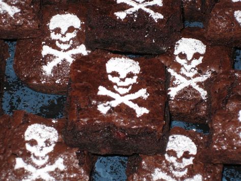 Michele Grady Designs: Halloween pirate brownies Pirate Food Ideas For Adults, Boo Brownies, Pirate Party Snacks, Goonies Birthday, Pirate Snacks, Goonies Party, Pirate Party Food, Pirate Food, Disney Movie Night Food