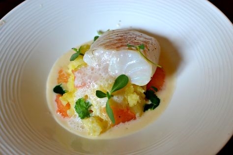 Dos de cabillaud au lait de coco et pamplemousse rose : la recette Cook Fish, Culinary Arts, Fish And Seafood, Eggs Benedict, Food Inspiration, Dinner Party, Main Dishes, Diner, Seafood