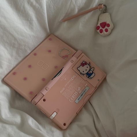 Pink Nintendo Ds Aesthetic, Ds Lite Pink, Pink 3ds Aesthetic, Pink Ds Aesthetic, Pink Ds Lite, Nintendo Dsi Xl Aesthetic, Ds Aesthetic Nintendo, Nintendo Ds Lite Aesthetic, Ds Lite Aesthetic