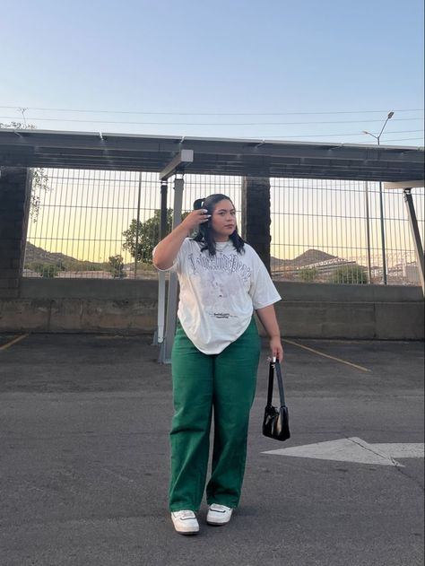 Street Wear Aesthetic Plus Size, Mid Size Tshirt Outfit, Street Wear Mid Size, Mid Size Outfits Streetwear, Tomboy Femme Style Outfits Plus Size, College Fits Plus Size, College Plus Size Outfits, Oversized Plus Size Outfits, Outfit Ideas For School Plus Size