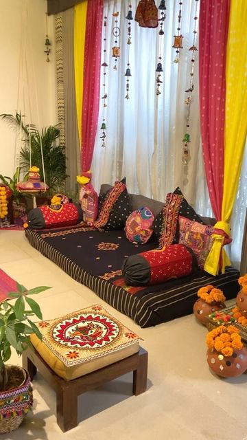 Navratri Home Decor, Floor Seating Living Room Small Spaces, Navratri Decoration Ideas For Home, Native American Living Room, Navratri Decor, Indian Living Room Ideas, Navratri Decoration, Floor Seating Living Room, American Living Room