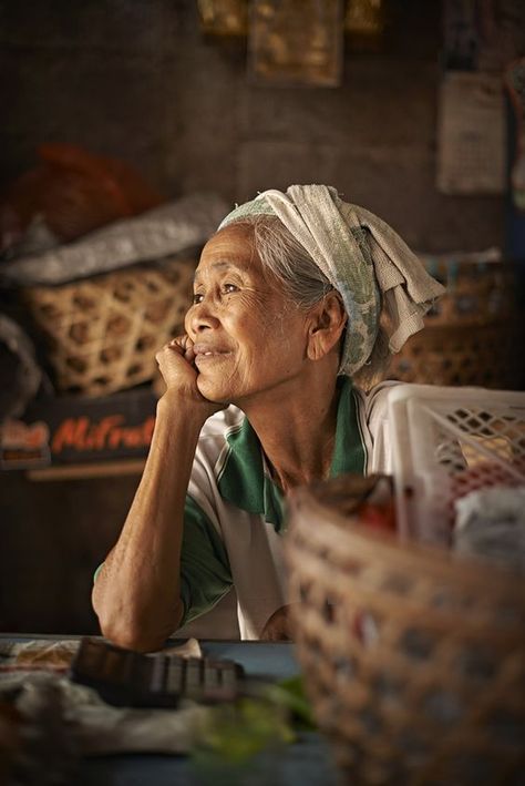 Bali,  old lady at market. . . love.: Jean Shinoda Bolen, Old Faces, We Are The World, Ageless Beauty, Old Lady, Christian Church, People Of The World, World Cultures, 인물 사진