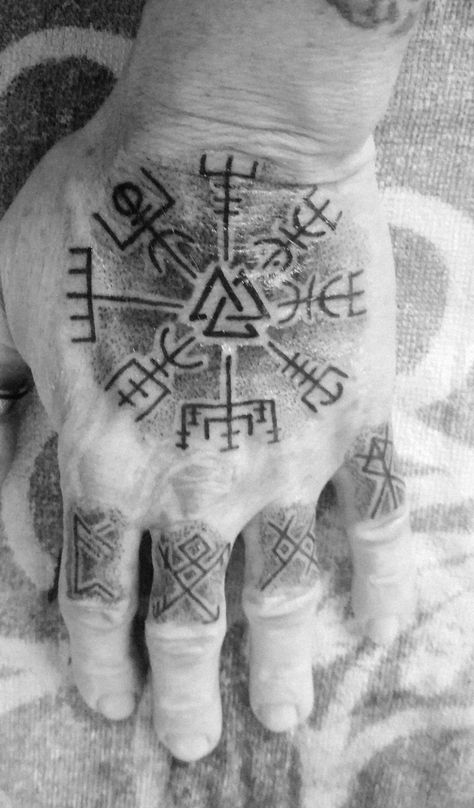 Hand tattoo vegvisir valknut runes Tattoo Fade Out, Nordic Hand Tattoo, Viking Hand Tattoos For Guys, Vegvisir Tattoo, Viking Tattoo Sleeve, Couple Tattoo, Chest Tattoo Men, Tattoo Style Drawings, Viking Symbols