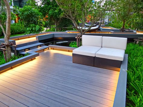 Modern deck with mood lighting under border Moderne Have, Walkway Design, Modern Deck, Fire Pit Landscaping, Terrace Garden Design, Wooden Walkways, Enclosed Patio, Sloped Garden, Modern Landscape Design