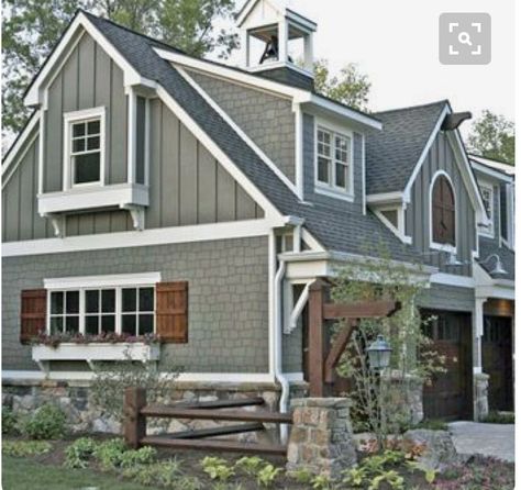 Grey and white with wood trim farmhouse Rustic Farmhouse Exterior, Farmhouse Exterior Design, Gray House, Interior Design Minimalist, Stucco Homes, Casas Coloniales, Exterior Paint Colors For House, Modern Farmhouse Exterior, Exterior Remodel