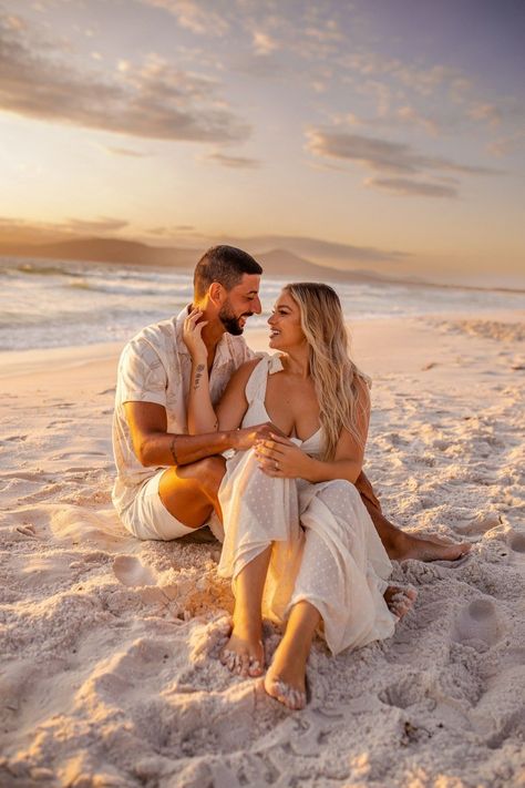 Photo Poses Outdoor, Beach Wedding Pics, Engagement Photo Shoot Beach, Wedding Shoot Ideas, Pre Wedding Photoshoot Beach, Vacation In Florida, Engagement Pictures Beach, Poses Outdoor, Couples Beach Photography