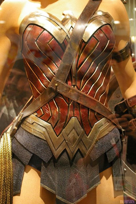 Wonder woman bodice, including eagle and belt detail. Image saved from Internet. Wonder Woman Armor, Woman Armor, Wonder Woman Cosplay, Wonder Woman Art, Gal Gadot Wonder Woman, Wonder Woman Costume, Dawn Of Justice, Idee Cosplay, Wonder Women