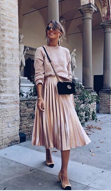 Midi Skirt Outfit Sweater, Shoes To Wear With Pleated Skirt, Pleated Skirt Sweater Outfit, Midi Skirt Sweater Outfit, Shoes To Wear With Midi Dress, Spring Midi Skirt Outfit, Cream Midi Skirt Outfit, Sweater With Midi Skirt, Midi Skirt And Sweater Outfit