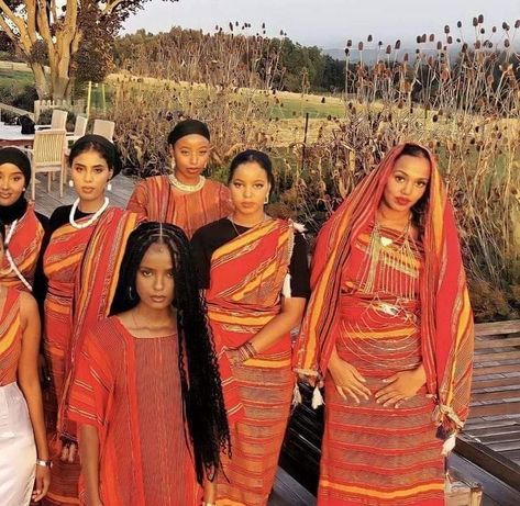 Afar Cultural Dress, Somali Culture Traditional Dresses, Mali Traditional Clothing, East African Culture, Somali Traditional Clothing, Somali Culture Aesthetic, East African Aesthetic, Somalia Clothes, African Girl Aesthetic