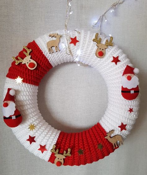 Crochet Christmas Ornaments Free Pattern, Crochet Wreath Pattern, Crochet Christmas Ornaments Free, Crochet Ornament Patterns, Crochet Wreath, Holiday Wreaths Diy, Crochet Xmas, Crochet Wall Hangings, Crochet Christmas Decorations