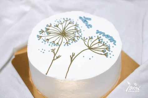 Minimal Floral Cake, Minimalist Flower Birthday Cake, Minimalist Tulip Cake Design, Floral Bento Cake Design, Minimalist Floral Cake Birthday, Dandelion Cake, Hello Thirty, Buttercream Cake Designs, Simple Cake Designs