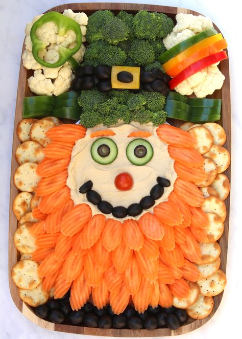 Leprechaun Snack Board by The BakerMama Irish Tea Party Ideas, St Patrick's Day Appetizers, St Patricks Food, St Patrick Day Snacks, Sant Patrick, Santa Snacks, St Patrick Day Treats, St Patricks Day Food, Creative Cooking