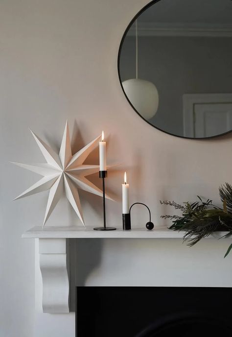 Fireplace Display, Scandinavian Christmas Decor, Minimalist Holiday Decor, Minimalist Fireplace, Minimalist Christmas Decor, Scandinavian Christmas Decorations, White Pillar Candles, Pumpkin Display, Small Glass Vases