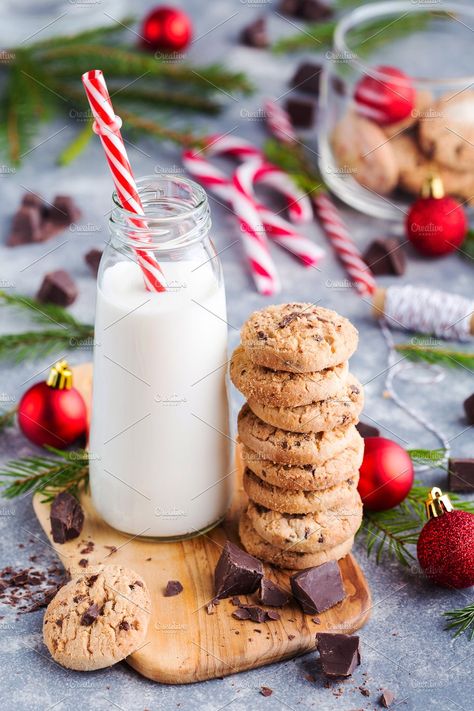 Cookie Christmas Photoshoot, Cookies With Santa Photography, Milk And Cookies Photo Shoot, Christmas Cookie Photo Shoot, Christmas Cookie Pictures, Christmas Cookies Photoshoot, Dunkin Christmas, Christmas Cookies Photography, Christmas Granola