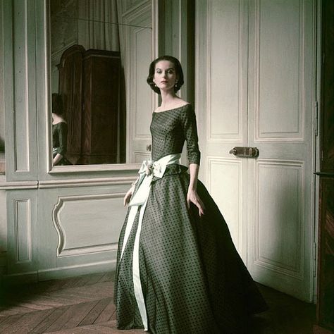 45 Stunning Photos of ’50s Beauties in Dior Dresses ~ Vintage Everyday Dior Vintage Dress 1950s, 1950s Formal Dress Evening Gowns, 1950s Dior Dress, Dior Vintage Dress, 1950s Evening Gown, 1950s Formal Dress, Dior 1950s, Vintage Dior Dress, Christian Dior New Look