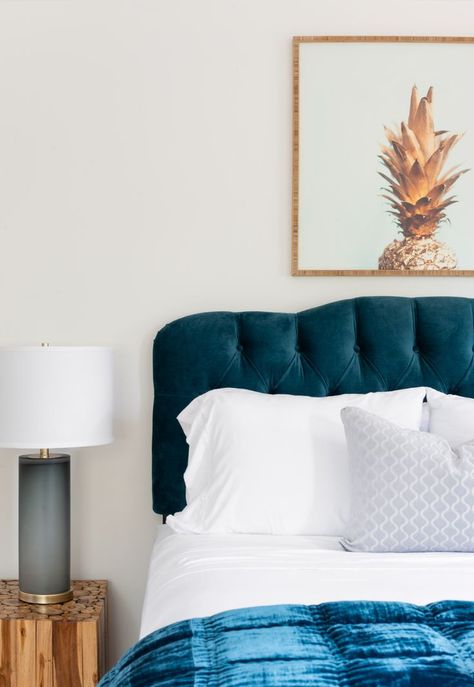 dark teal and white bedroom design // blue teal velvet headboard // pineapple artwork // wooden bedside table Turquoise Bedding Ideas, Turquoise Bed, Blue Nightstand, Boring Bedroom, Vertical Bookshelf, Blue Headboard, Eclectic Maximalism, Bedroom Turquoise, Small Floor Plans