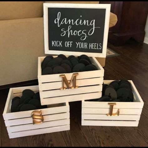 Wedding Guest Flip Flops Receptions, Flip Flop Ideas For Wedding, Wedding Dance Shoes For Guests, Flip Flop For Wedding Guests, Flip Flops At Wedding Reception, Flip Flop Display Wedding, Flip Flops Wedding Basket, Dancing Shoes Wedding Flip Flops, Wedding Flip Flops For Guests Baskets