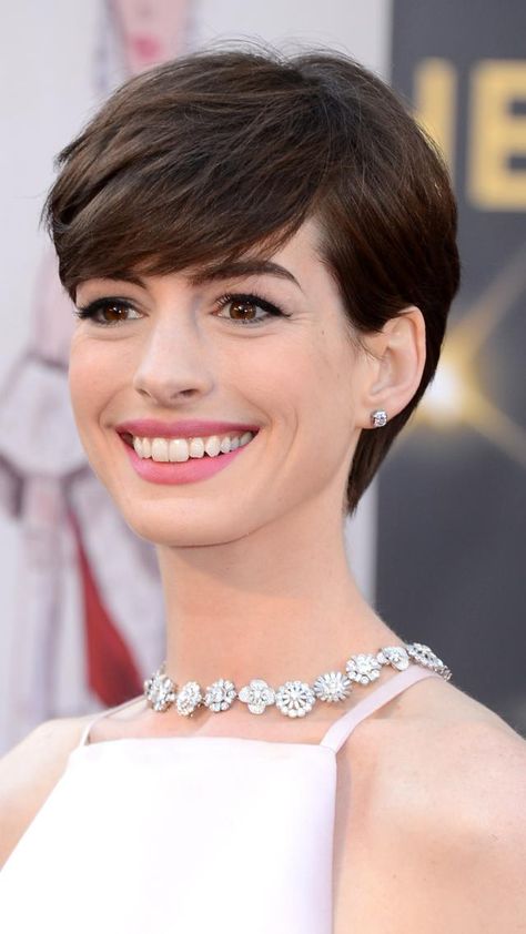 The Best Short Haircuts by Face Shape: The Pixie: Perfect for Oval, Square, Round & Heart-Shaped Faces Anne Hathaway Short Hair, Cute Pixie Haircuts, Pixie Hair, Best Short Haircuts, Penteado Cabelo Curto, Short Pixie Haircuts, Teen Hairstyles, Hairstyles For Round Faces, Anne Hathaway