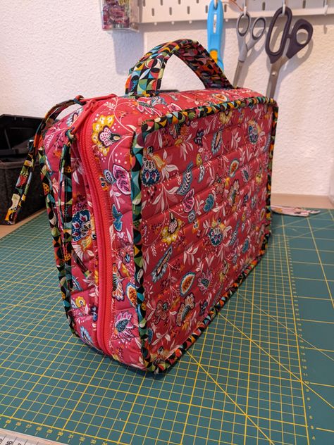 Lunch Bags Pattern, Cosmetic Bag Pattern, Knitting Needle Storage, A Place For Everything, Bag Pattern Free, Sewing Workshop, Vera Bradley Bag, Handbag Pattern, Handmade Tote