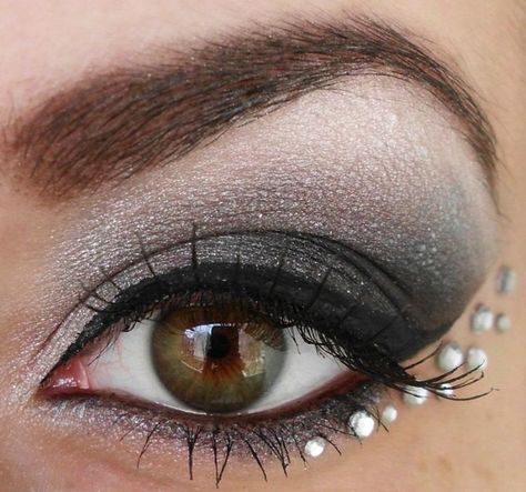 White Eye Makeup, Cheer Makeup, Grey Smokey Eye, Bright Eye Makeup, Rhinestone Makeup, Makeup Hacks Beauty Secrets, Dance Makeup, Eyeliner Tattoo, Flash Tattoos