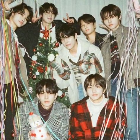 Enhypen Christmas Group Photo, Enhypen Christmas Icon, Enha Christmas, Enhypen Christmas Pfp, Enhypen Christmas, Christmas Header, Christmas Kpop, Korean Christmas, Year Wallpaper